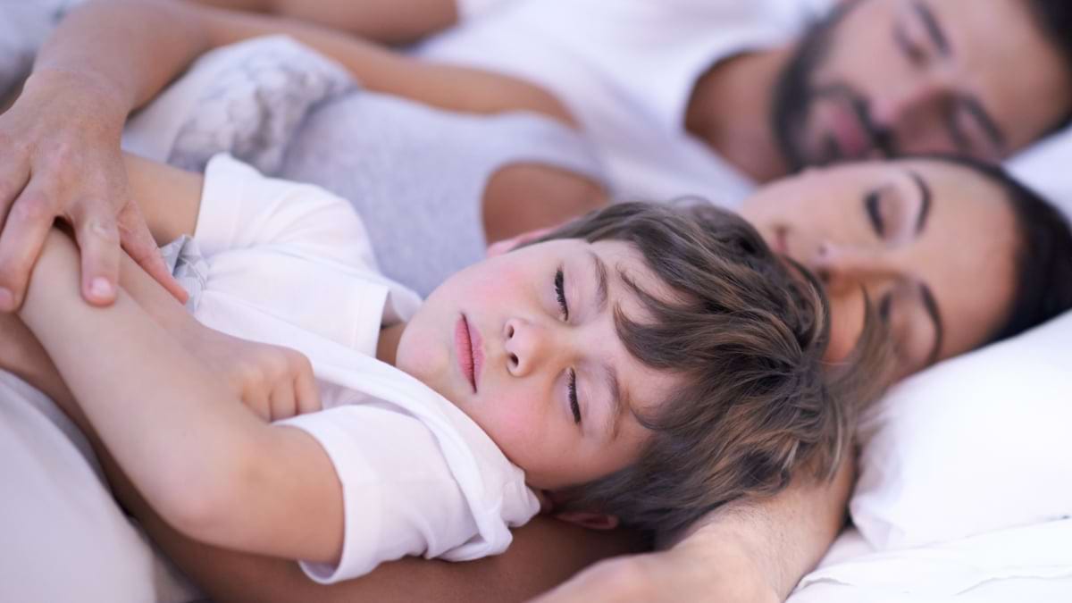 Dormi cu copiii in pat? Părerile psihologilor
