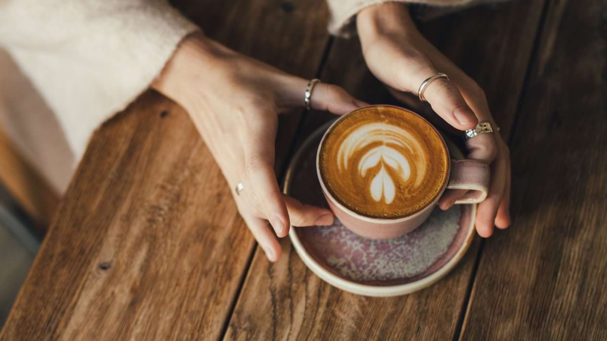 3 cani de cafea pe zi injumatatesc riscul de deces in caz de coinfectie VHC/HIV