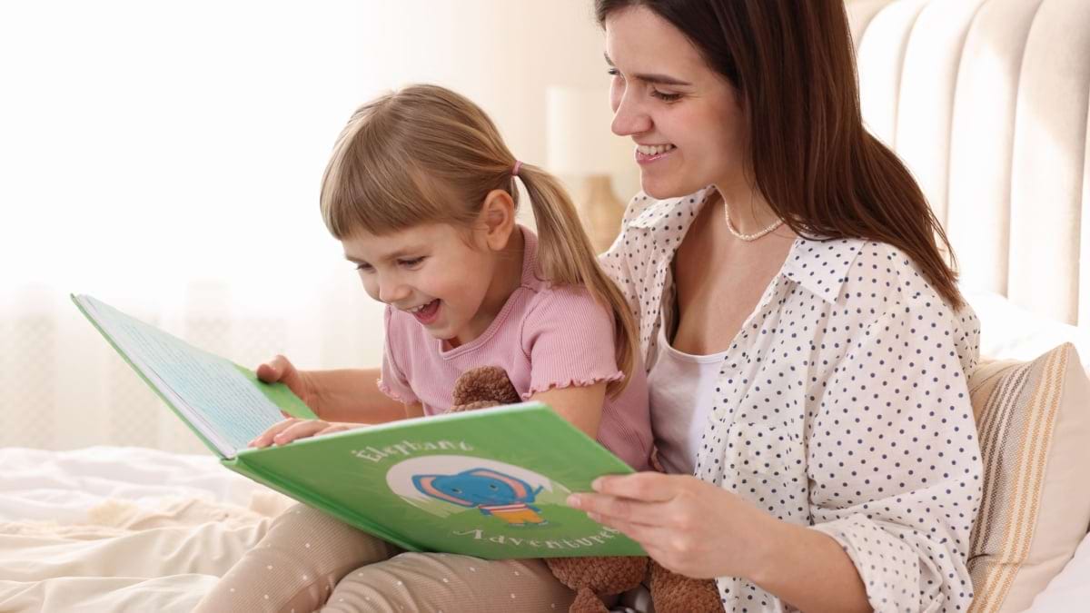 Ii cititi copilului inainte de culcare? Il puteti ajuta sa invete mai bine si mai repede!