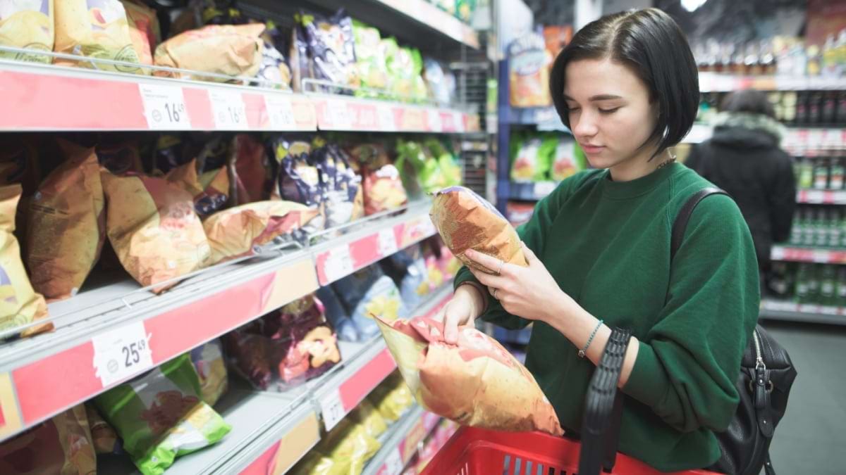 Oamenii au tendinta de a cumpara mai putine alimente cu continut ridicat de sare