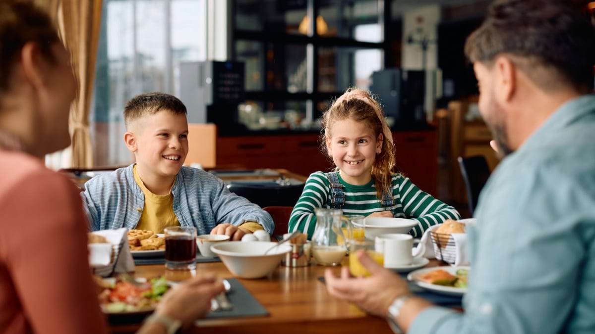 Sfaturi de pret pentru parintii care vor sa manance cu copiii la restaurant