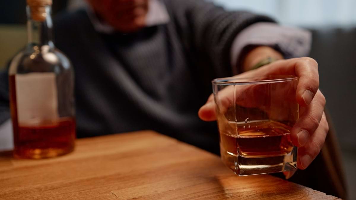 Studiu: Pacientii cu hepatita C, mai predispusi sa consume alcool