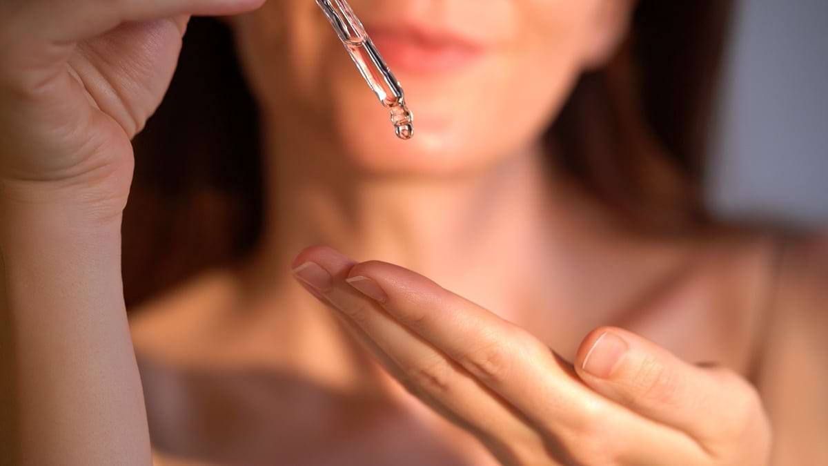 Cum să folosești uleiul de ricin pentru a estompa ridurile?