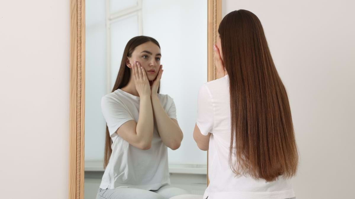 Te trezești cu fața umflată dimineața? 7 cauze posibile