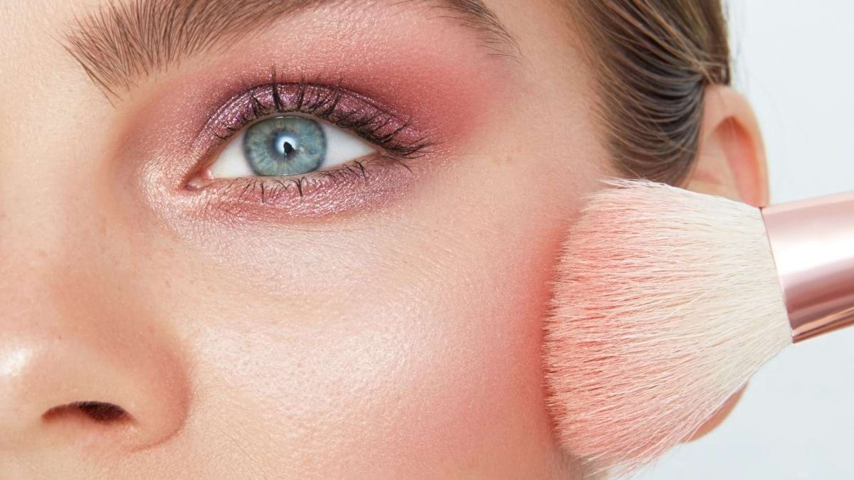 Cum aplici corect blush-ul