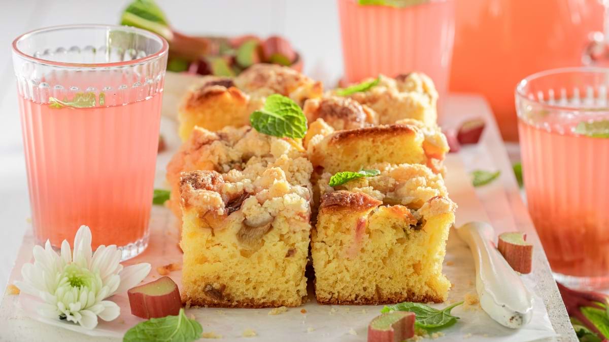 Rețetă de prăjitură cu rubarbă și banane & beneficiile consumului acesteia