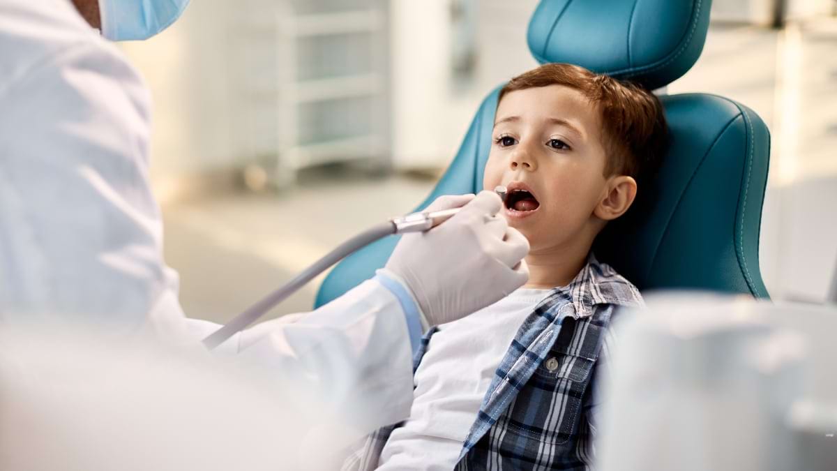 Tratamentul endodontic la copii: de ce salvăm dinții de lapte