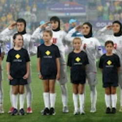 Irans Fu&szlig;ballfrauen singen und verlieren