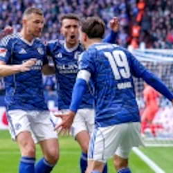 Erst Tor, dann Rot: Schalker Schock nach Dzeko-Platzverweis gegen Hannover 96