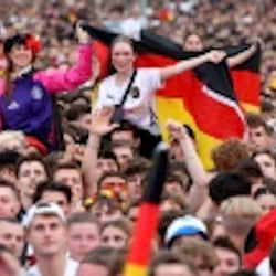 DFB-Team vor ausverkauften R&auml;ngen