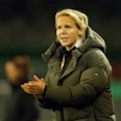 Wie im US-Sport: Trainerin Kromp wird verkabelt