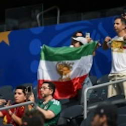 Trotz Verbot: Zahlreiche historische Iran-Flaggen bei WM-Spiel