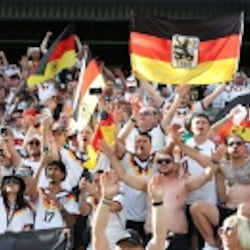 Wegen Regenbogen-F&auml;cher: DFB-Fan in Toronto verpr&uuml;gelt