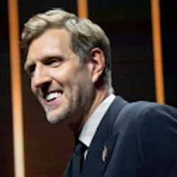 Fu&szlig;ball-WM: Nowitzki &uuml;bergibt Troph&auml;e an Nusa