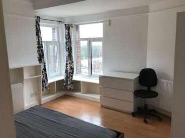 4 bed flat, Fulham Road, Earls Court, London, SW61HN
