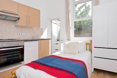 1 bed studio, Dalling Road, Hammersmith, London, W60JA