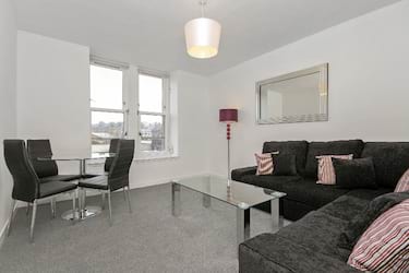 3 bed flat, Strathmore Avenue, Strathmartine, Dundee, DD3 6RY