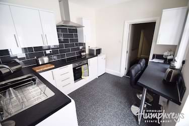 1 bed house, Hanover Street, Newcastle-under-Lyme, Stoke, ST5 1AU