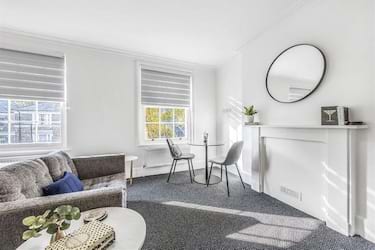 1 bed flat, Gloucester Crescent, Primrose Hill, London, NW1 7DL