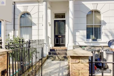 1 bed studio, Bamborough Gardens, Shepherds Bush, London, W12 8QN