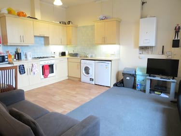 4 bed flat, 376a Wimborne Road, Bournemouth, Bournemouth, BH9 2HE