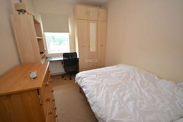 3 bed flat, Highgrove Street, University, Reading, RG1 5EN