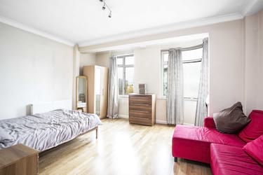 1 bed studio, Warren Street, Fitzrovia, London, NW1 3AA