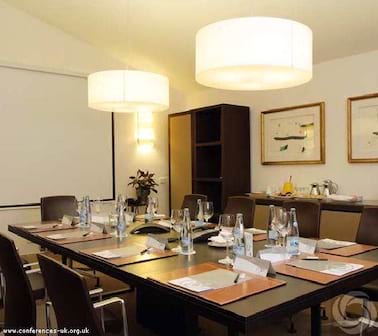 Mora i Ferrer Meeting Room