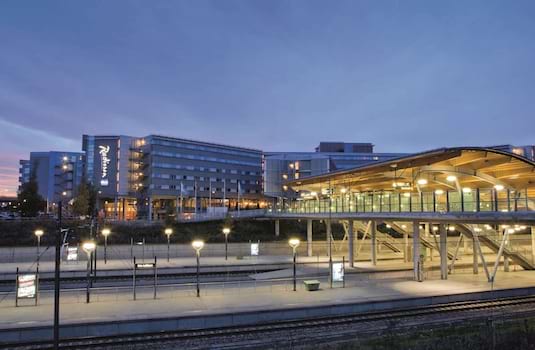 Outside view of Radisson Blu Hotel Manchester Airport