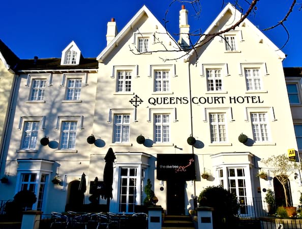 Queens Court Hotel