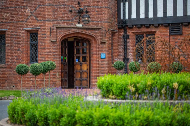 Hogarths Stone Manor Hotel