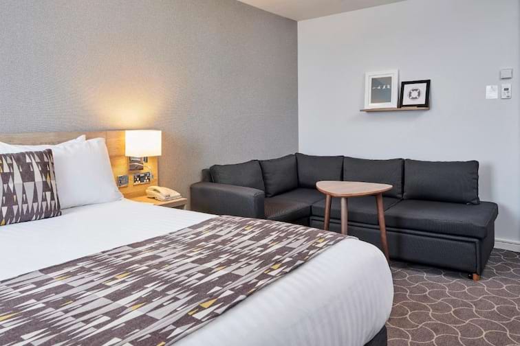 Holiday Inn Ellesmere Port Cheshire Oaks